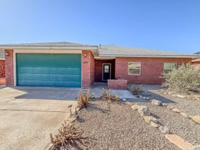 Primary Photo - *MOVE IN SPECIAL* $350 OFF FIRST MONTH RENT! Spacious 4 Bedroom Home with Fireplace