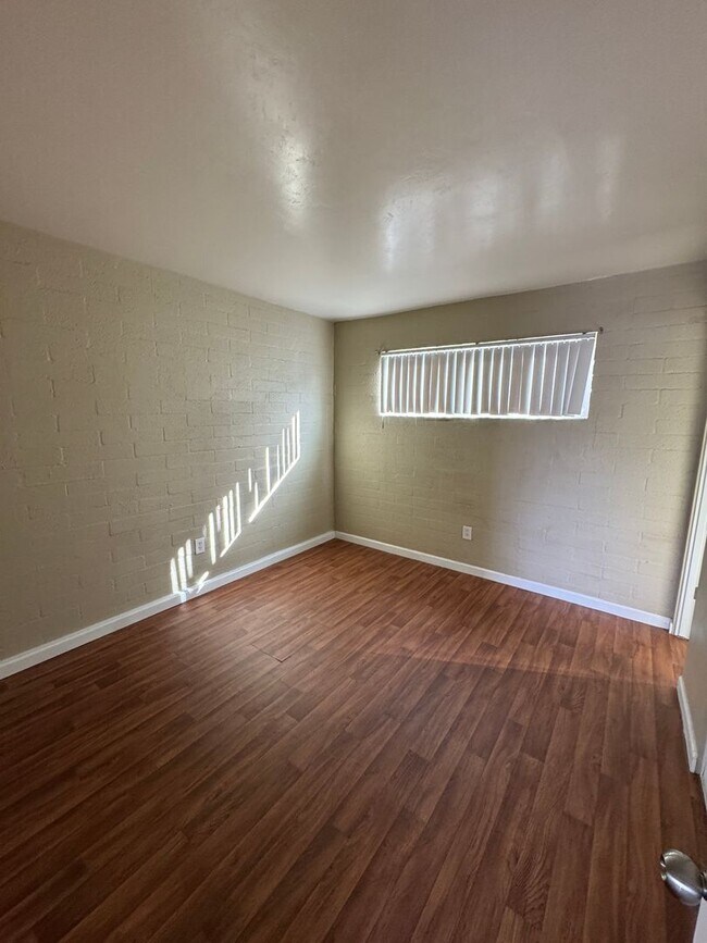 Building Photo - Modern Midtown Living: Sleek 1-BR with Wood Floors in Tucson’s Garden District