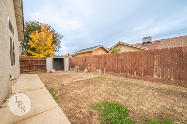 Building Photo - Westside Kerman Home, 4BR/3BA, New Paint +...