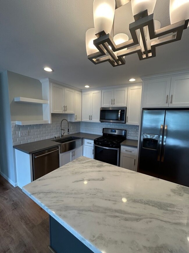 Building Photo - Beautiful 3 Bedroom/2 Bath Single Family H...