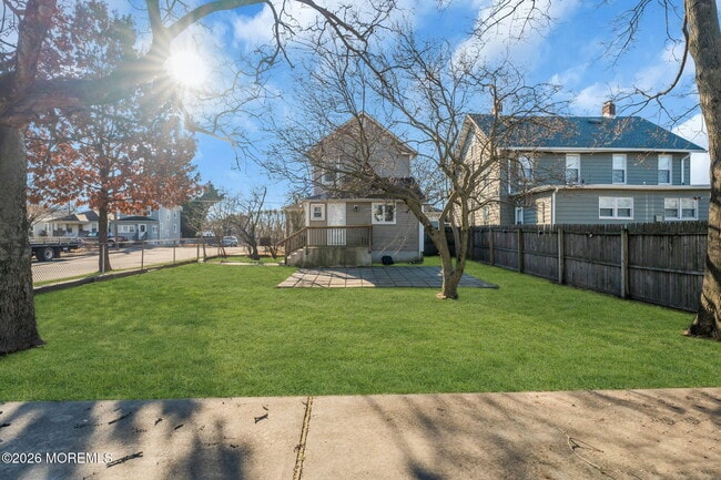 Building Photo - 104 Bank St