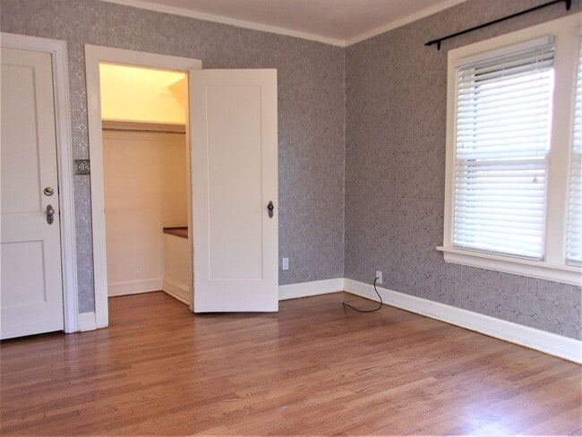 Building Photo - 3 BED 1 BATH TUDOR COTTAGE LAS VEGAS ADDIT...