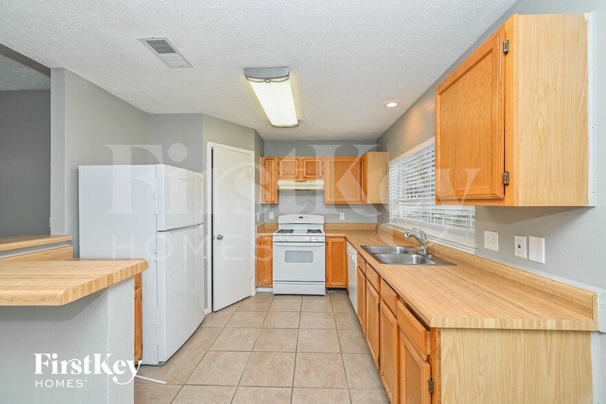 Building Photo - 18007 Sagecroft Dr