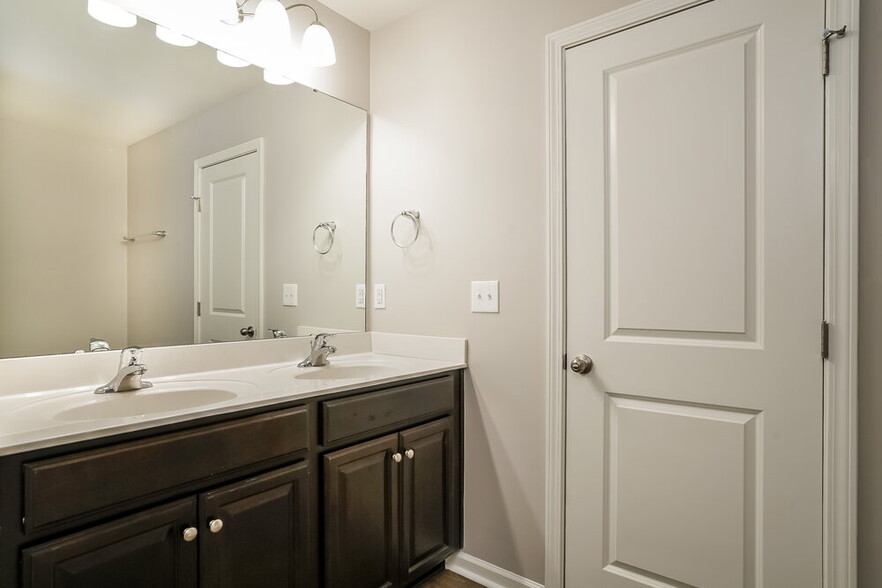 Building Photo - 117 Preakness Farm Dr