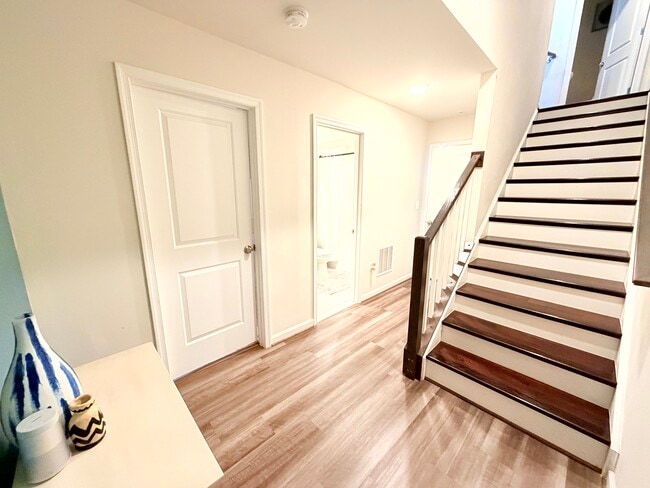 Building Photo - Private room with all utilties included