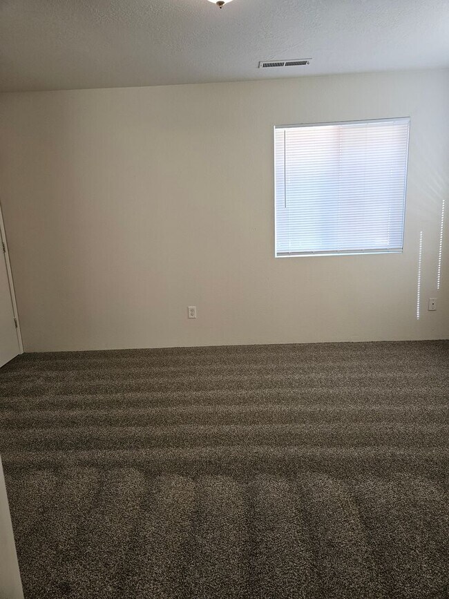 Building Photo - Clean Duplex