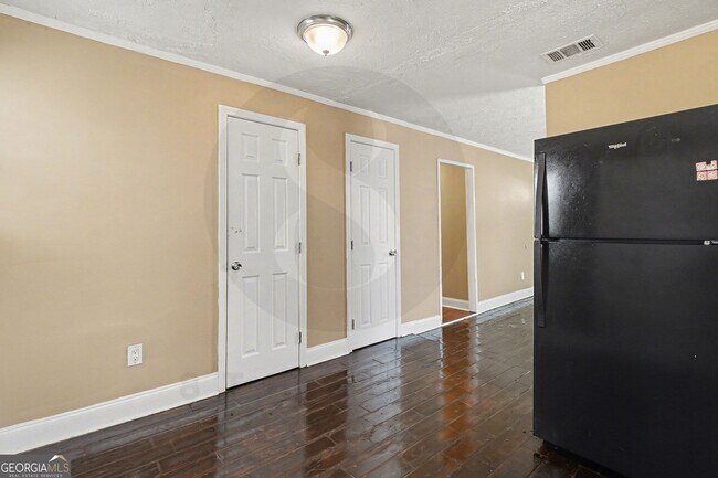 Building Photo - 1716 Lisbon Dr SW