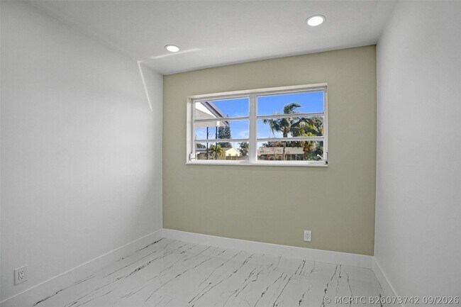 Building Photo - 1437 SW 1st Ave