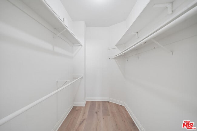 Building Photo - 333 S Elm Dr