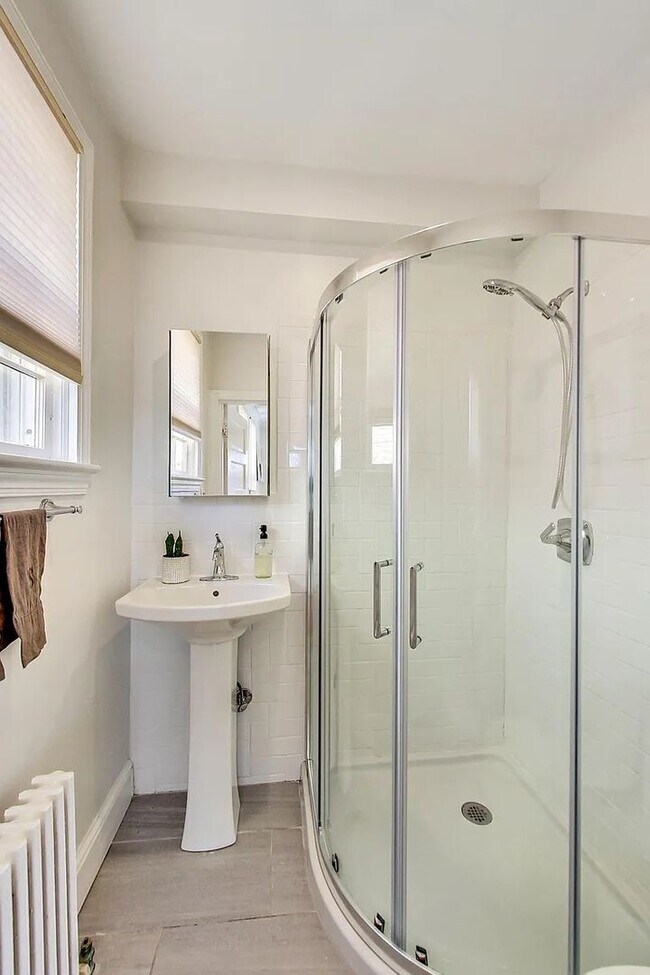 Building Photo - Palisades, NW Washington, DC - Beautiful 4...