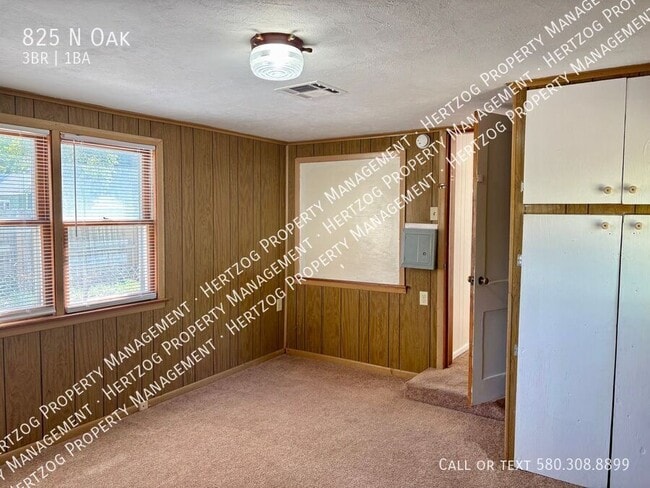 Building Photo - 825 N Oak-