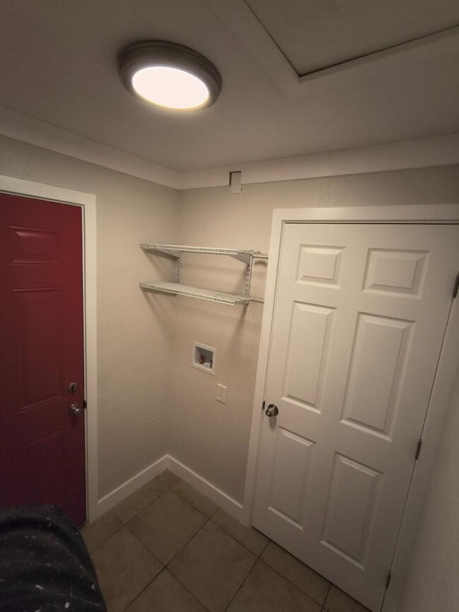 Building Photo - 5 bedroom in PHOENIX AZ 85031