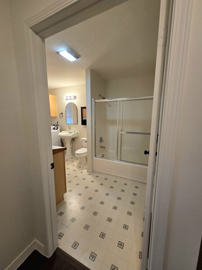 Building Photo - 10819 Washington Ct