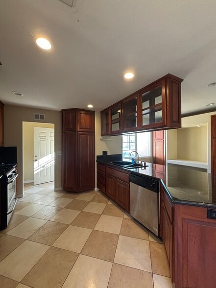Kitchen - 9503 Medina Dr