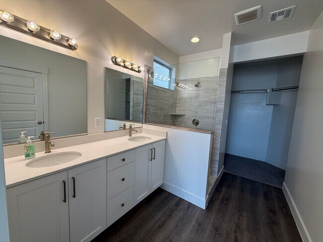 Building Photo - 2313 E Luciano Ln