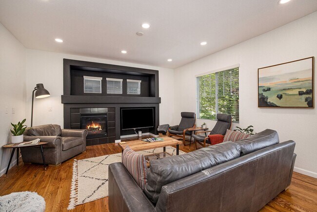 Building Photo - Gorgeous 5 Bedroom 4 Bathroom Single-Family Home in Lowry
