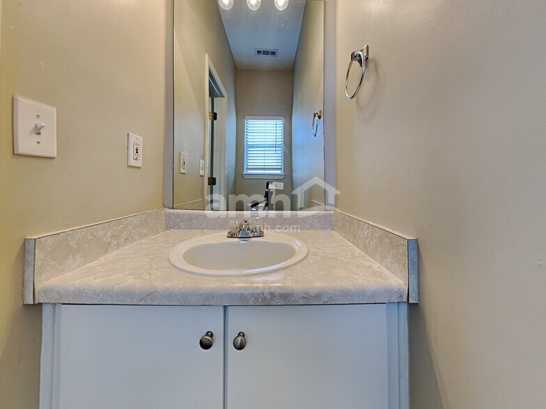 Building Photo - 602 Thrasher Ct