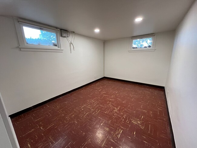 Building Photo - 841 Red Apple Rd