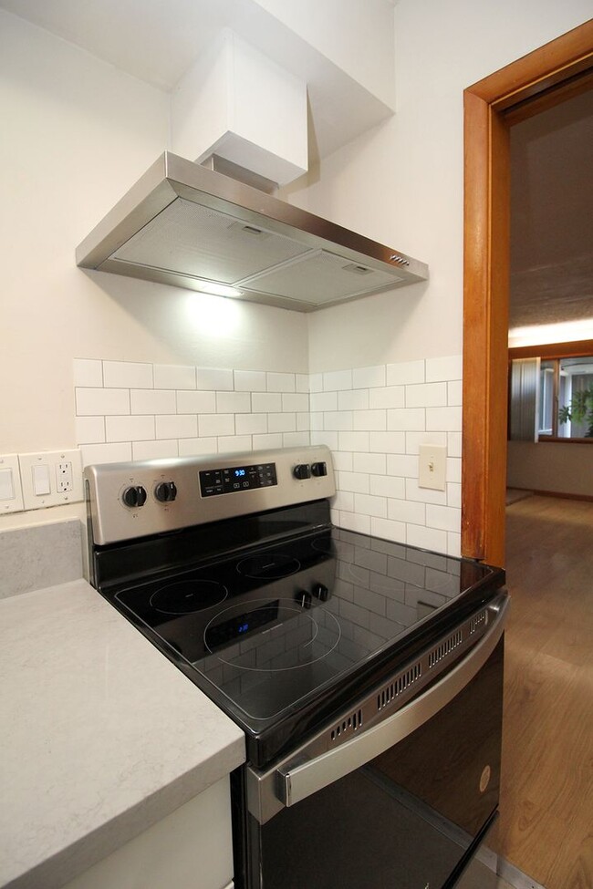 Building Photo - 3200-3236 SW Marigold St
