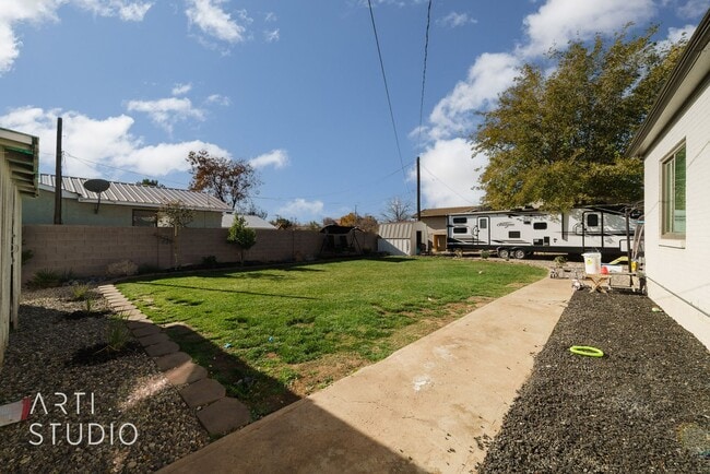 Building Photo - Newly Renovated 3 Bedroom, 2 Bathroom Home...