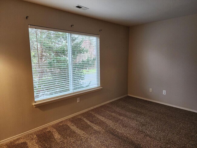 Building Photo - **$200 Move In Special**Beautiful 4 bed 2.5 Bath Home in South Hill Puyallup