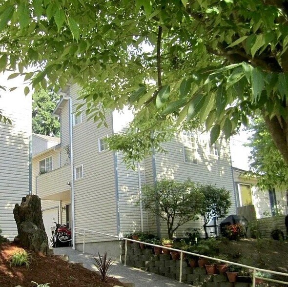 Building Photo - 10736 Stone Ave N