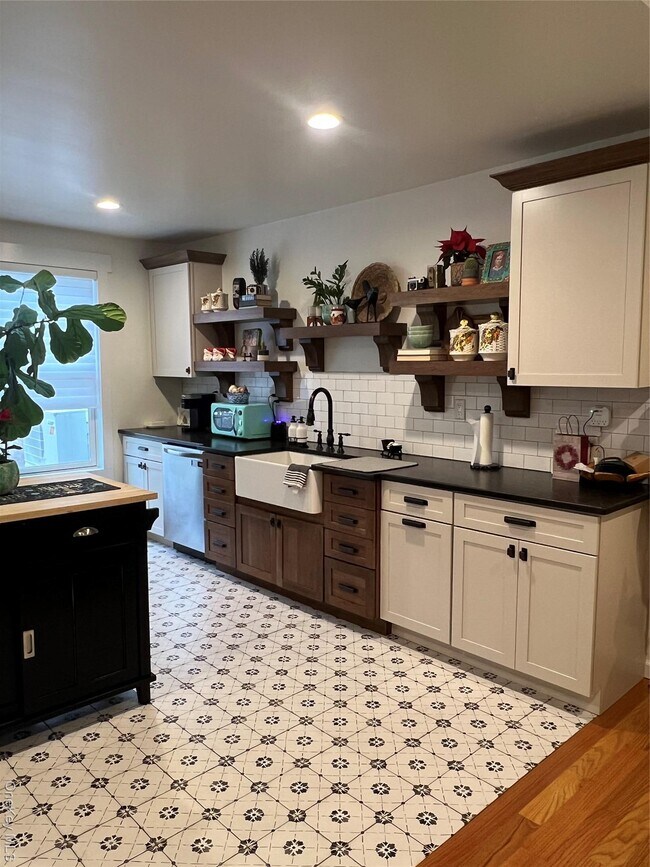 Building Photo - 103 Filors Ln