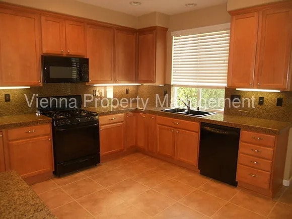 Building Photo - 6768 Maple Creek Dr