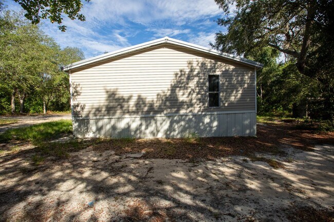 Building Photo - Nice and Private!