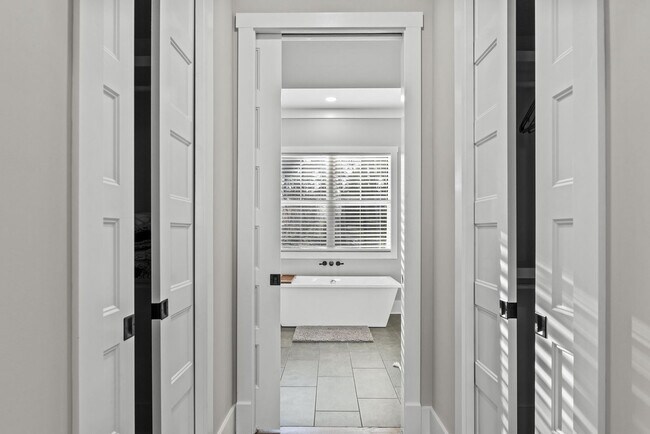 Building Photo - 533 Tom Cobb Dr