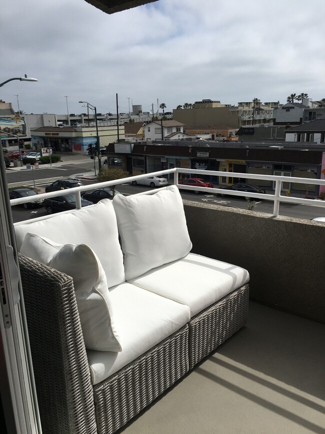 west facing deck of livingroom - 1428 Hermosa Ave