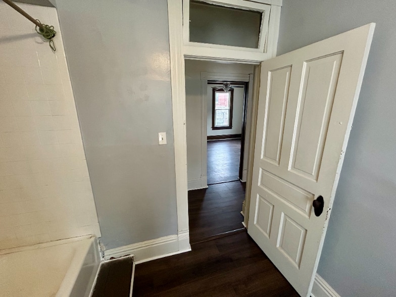 Building Photo - 102 S Main St