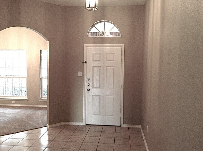 Building Photo - 1114 Noblewood Dr
