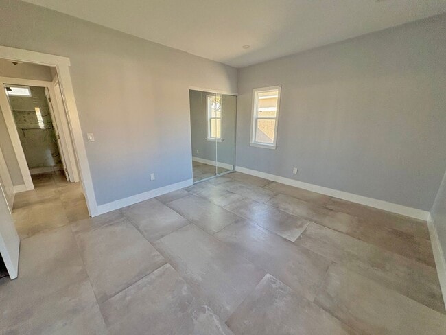 Building Photo - Bright and fresh Lawndale front house