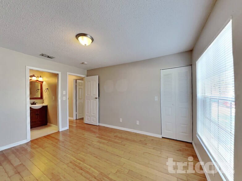 Building Photo - 13344 Laraway Dr