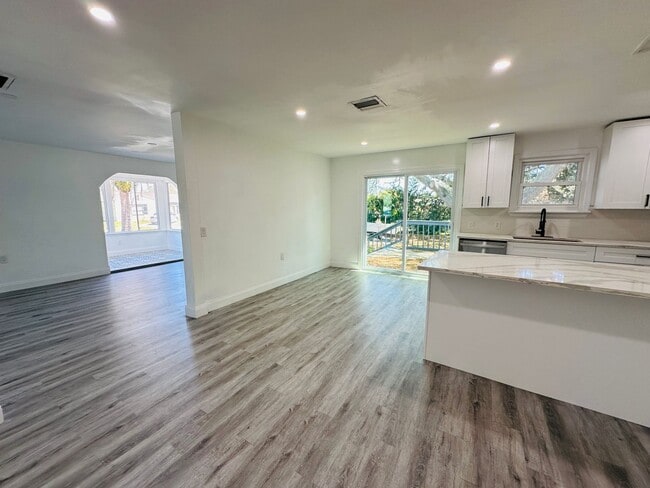 Building Photo - Charming 3 Bed, 2 Bath Oasis: Minutes from...