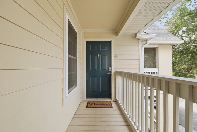 Building Photo - "Discover Coastal Comfort: Spacious 2-Bed, 2-Bath Condo at Summer House, Hilton Head Island!"