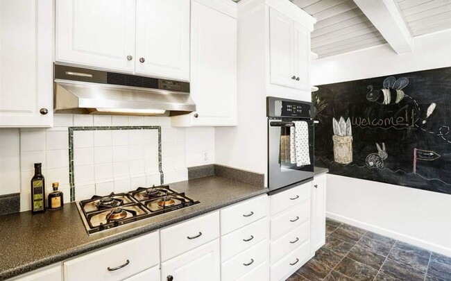 Building Photo - OPEN HOUSE 5/1   12-2pm. .Modern & Comfort...