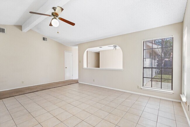 Building Photo - 3 Bedroom/2 Bath Applecreek Subdivision