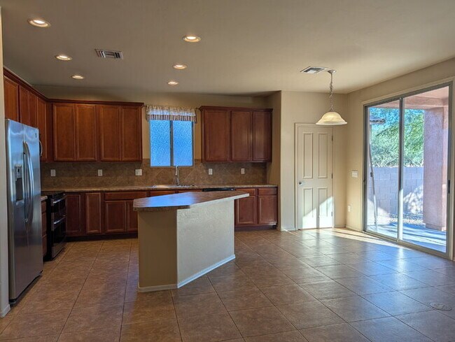 Building Photo - Beautiful home, close to Walmart, Sprouts and much more.