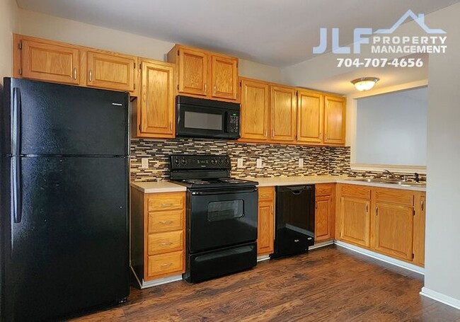 Primary Photo - 2 Bed/1.5 Bath Brick Townhome in Concord!