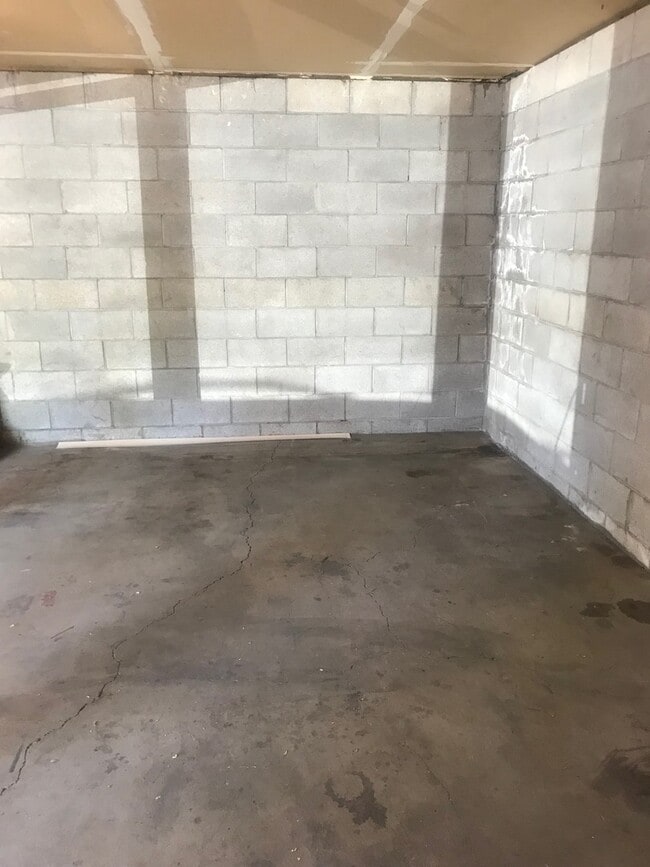 Building Photo - Hard to find 1 bdrm, 1 bath w/ garage!  1.7 miles from Sky Lakes Medical Center and Oregon Tech!