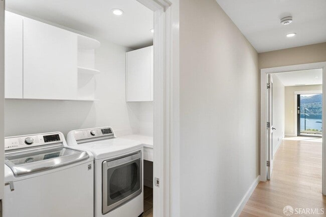 Building Photo - 1435 Lakeview Dr