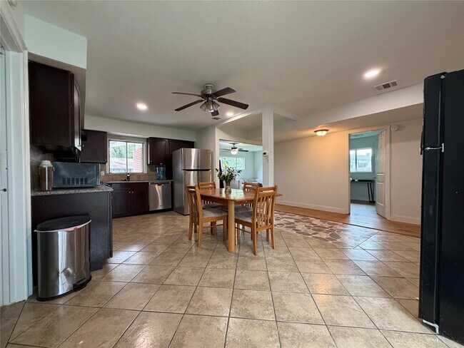 Building Photo - 9507 Vogue Ln