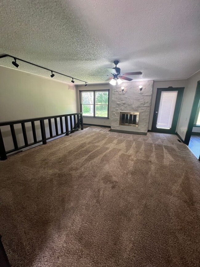 Building Photo - 4 bedroom/2 bath house