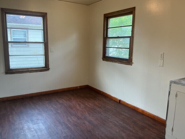 Building Photo - 2 bedroom single family home