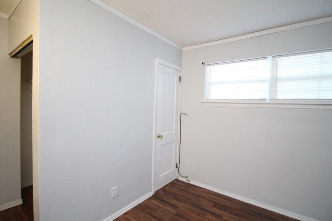 Building Photo - 3BR/2BA Home with Bonus Room & Fenced Yard...