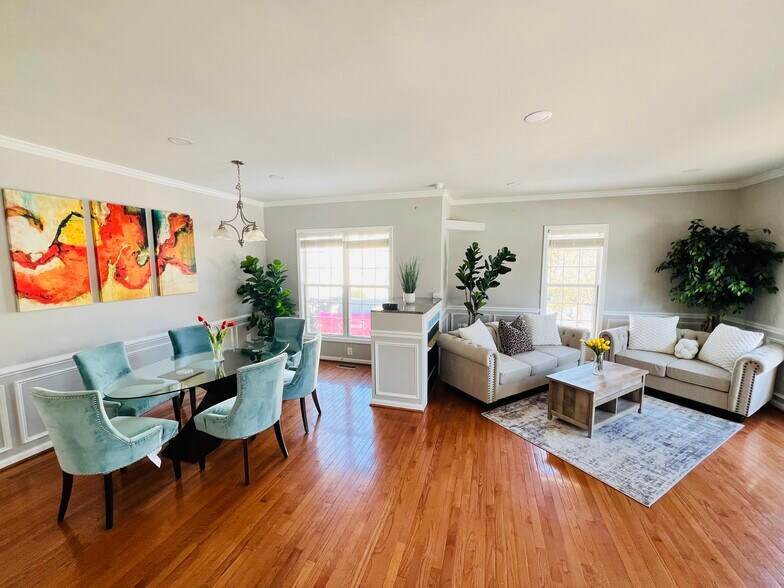 Building Photo - 2552 Sandbourne Ln