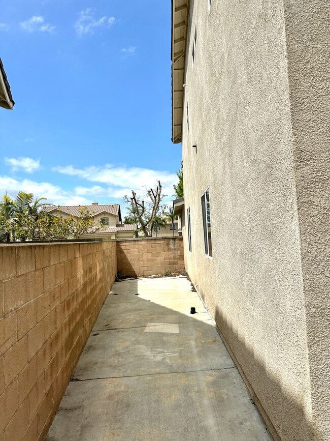 Building Photo - Spacious Family Oasis in the Heart of East...