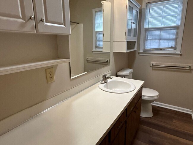 Building Photo - 2 Bedroom, 1 Bathroom Home